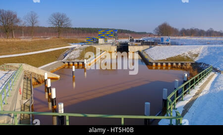 Schleuse am Senftenberger vedere, Lausitzer Seenland - watergate Senftenberger lago in inverno, Lusatian Lake District Foto Stock