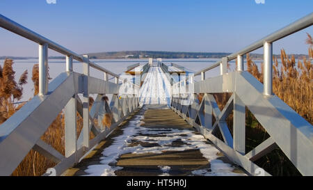 Schwimmender Steg, Lausitzer Seenland - ponte galleggiante in inverno, Lusatian Lake District Foto Stock