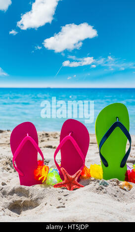 Il flip flop sulla sabbia in estate Foto Stock