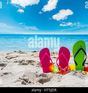 Il flip flop sulla sabbia in estate Foto Stock