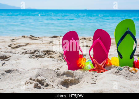 Il flip flop sulla sabbia in estate Foto Stock