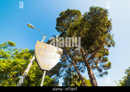 Beverly Hills, CA, Stati Uniti d'America - Novembre 05, 2016: Beverly Hills firmare sotto un cielo blu Foto Stock