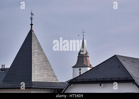 WINTERBERG, Germania - 16 febbraio 2017: tetto della torre di una chiesa e degli edifici circostanti a Winterberg Foto Stock