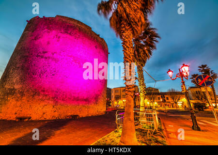 Colore rosa Aragones torre in Alghero Sardegna Foto Stock