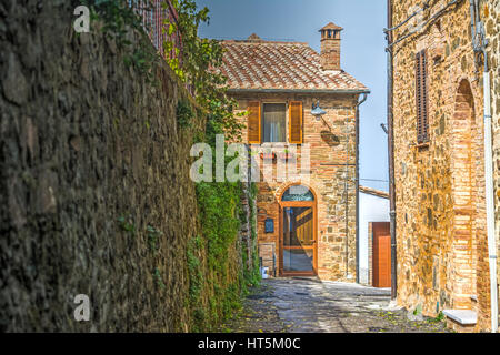Backstreet stretta a Montalcino Foto Stock