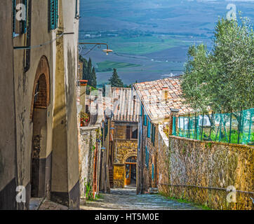 Backstreet stretta a Montalcino Foto Stock