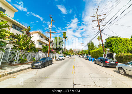 LOS ANGELES, CALIFORNIA - 28 ottobre 2016: Hollywood Sign visto da una pittoresca strada Foto Stock