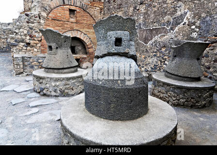 Antichi forni per il pane nella città di Pompei. Italia Foto Stock