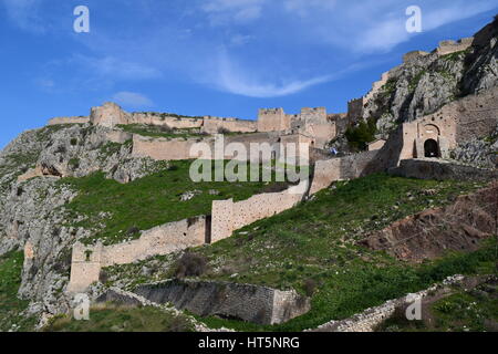 Acrocorinth (Greco: Ακροκόρινθος), "Corinto superiore','acropoli dell'antica Corinto, è una roccia monolitica di supervisionare le antiche città di Corinto Foto Stock