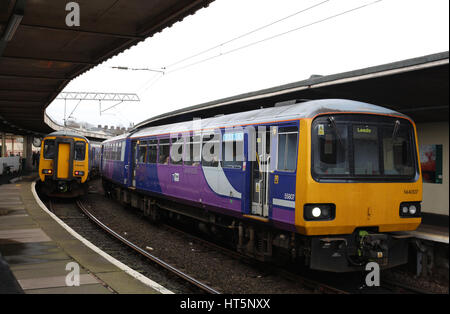 Diesel Multiple Unit treni in Carnforth stazione ferroviaria, uno è una classe156 Sprinter e l'altra una classe 144 sia Pacer azionato da nord. Foto Stock