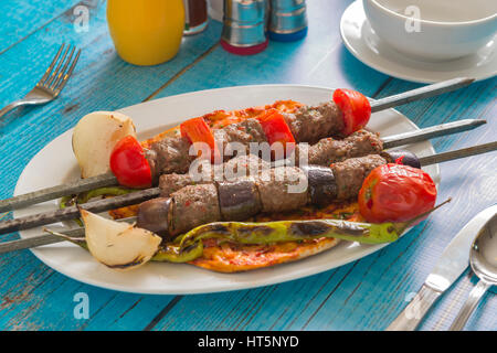 Tradizionale cucina siriana, Kofta grigliate con insalate Foto Stock