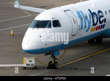 Flybe Embraer ERJ-195LR all'Aeroporto di Birmingham, UK (G-FBEL) Foto Stock