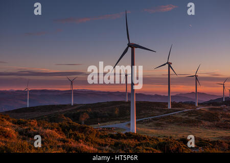 Fattoria eolica nella provincia di Pontevedra, Galizia, Spagna del Nord. Foto Stock