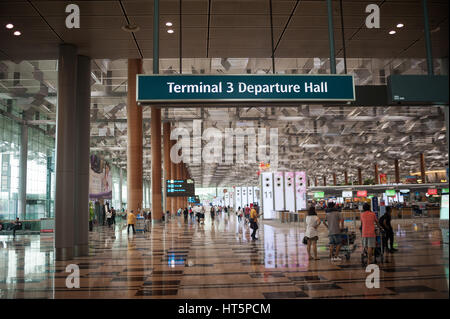 16.01.2017, Singapore, Repubblica di Singapore, in Asia - Una vista della sala partenze del Terminal 3 a Singapore Changi Airport. Foto Stock