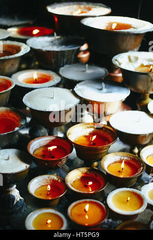 Lampade a olio di bruciare nel tempio Foto Stock