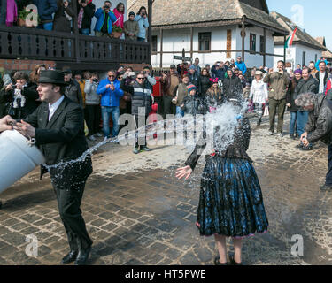 L'Ungherese Lunedì di Pasqua la tradizione di gettare acqua a ragazze Foto Stock