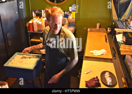 Lo Chef Davin Waite, co-proprietario della chiave & Seabasstropub roditore, preparazione di sushi con originati in modo sostenibile il pesce fresco, Oceanside, California. Foto Stock