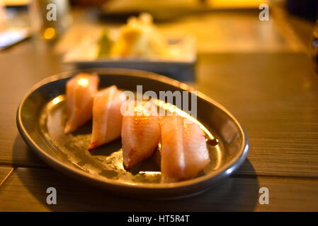 Sushi fresco (pesce e riso) dallo Chef Davin Waite, co-proprietario della chiave & Seabasstropub roditore, Oceanside, California Foto Stock