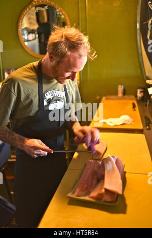 Lo Chef Davin Waite, co-proprietario della chiave & Seabasstropub roditore, preparazione di sushi con originati in modo sostenibile il pesce fresco, Oceanside, California. Foto Stock