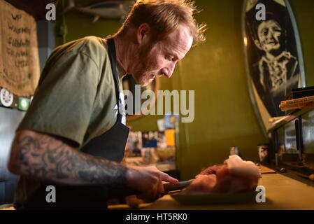 Lo Chef Davin Waite, co-proprietario della chiave & Seabasstropub roditore, preparazione di sushi con originati in modo sostenibile il pesce fresco, Oceanside, California. Foto Stock