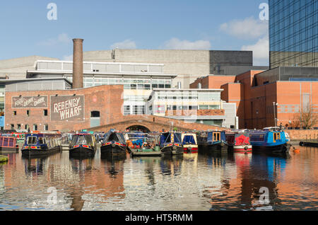 Colorate imbarcazioni strette sul Gas Street Basin nel centro di Birmingham, Regno Unito Foto Stock