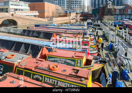 Colorate imbarcazioni strette sul Gas Street Basin nel centro di Birmingham, Regno Unito Foto Stock