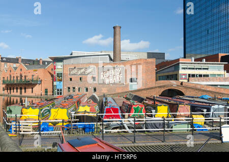 Colorate imbarcazioni strette sul Gas Street Basin nel centro di Birmingham, Regno Unito Foto Stock