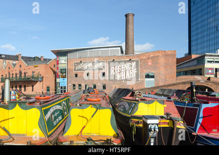 Colorate imbarcazioni strette sul Gas Street Basin nel centro di Birmingham, Regno Unito Foto Stock