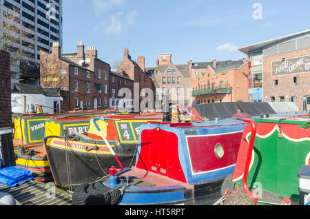 Colorate imbarcazioni strette sul Gas Street Basin nel centro di Birmingham, Regno Unito Foto Stock