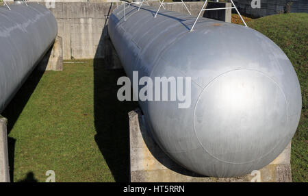 Gigantesco contenitore cilindrico per lo stoccaggio di gas in una zona controllata Foto Stock