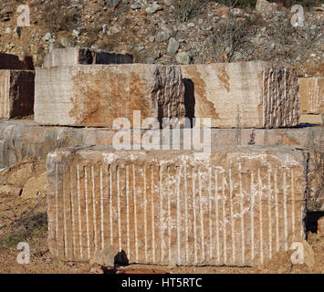 Enorme cava di marmo con molti blocchi di marmo estratto dalla montagna Foto Stock