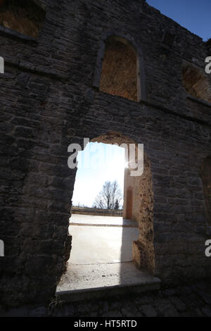 Porta interna i ruderi di un antico fortilizio utilizzata dai soldati durante la Prima Guerra Mondiale nei pressi della città di Asiago in Italia del Nord Foto Stock