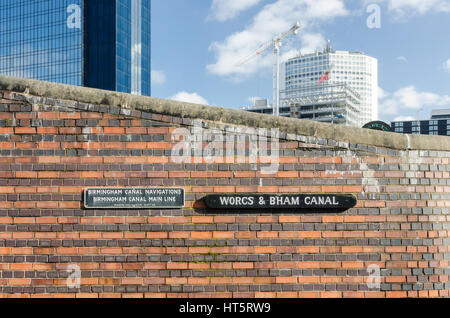 Colorate imbarcazioni strette sul Gas Street Basin nel centro di Birmingham, Regno Unito Foto Stock