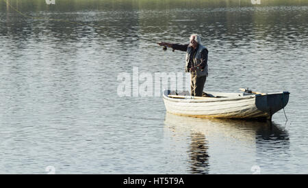 Uomo maturo di Pesca a Mosca Report di Pesca dalla Barca su Lockwood Beck, North York Moors National Park, North Yorkshire, Inghilterra, Regno Unito. Foto Stock