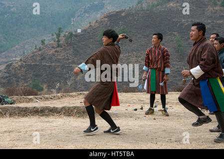 Il Bhutan, Paro, capitale del distretto di Paro aka Dzongkhag. Khuru (freccette) tradizionale sport bhutanesi di gettare grandi freccette all'esterno. I giocatori nella tradizione Foto Stock