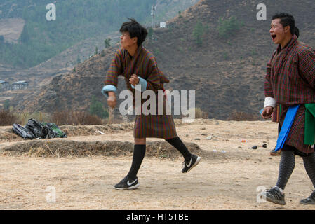 Il Bhutan, Paro, capitale del distretto di Paro aka Dzongkhag. Khuru (freccette) tradizionale sport bhutanesi di gettare grandi freccette all'esterno. I giocatori nella tradizione Foto Stock