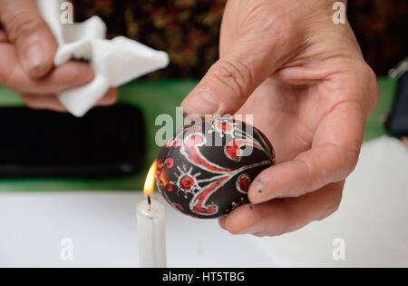 Rendendo l'Ucraino uovo di Pasqua Foto Stock