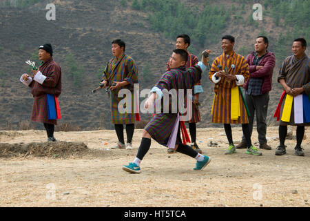 Il Bhutan, Paro, capitale del distretto di Paro aka Dzongkhag. Khuru (freccette) tradizionale sport bhutanesi di gettare grandi freccette all'esterno. I giocatori nella tradizione Foto Stock