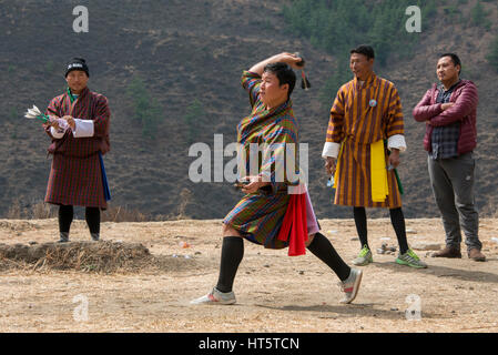 Il Bhutan, Paro, capitale del distretto di Paro aka Dzongkhag. Khuru (freccette) tradizionale sport bhutanesi di gettare grandi freccette all'esterno. I giocatori nella tradizione Foto Stock