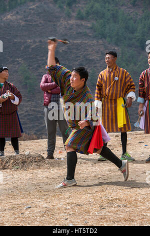 Il Bhutan, Paro, capitale del distretto di Paro aka Dzongkhag. Khuru (freccette) tradizionale sport bhutanesi di gettare grandi freccette all'esterno. I giocatori nella tradizione Foto Stock