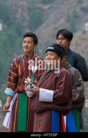 Il Bhutan, Paro, capitale del distretto di Paro aka Dzongkhag. Khuru (freccette) tradizionale sport bhutanesi di gettare grandi freccette all'esterno. I giocatori nella tradizione Foto Stock