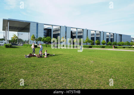 La gente gode di un ampio spazio aperto di fronte al Paul Löbe Haus Platz der Republik, Berlino, Germania Foto Stock