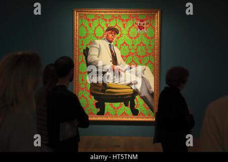 Visitatori all'interno della National Portrait Gallery con la pittura di LL Cool J da Kehinde Wiley in background.D.C.Washington STATI UNITI D'AMERICA Foto Stock