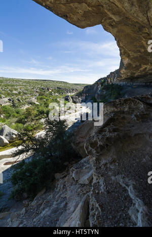 Vista dal canyon di rifugio fate Bell del fiume stagionale e arido paesaggio di Seminole Canyon, Texas, Stati Uniti Foto Stock