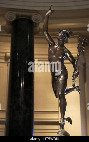 La statua in bronzo di Mercurio dopo Glovanni Bologna display dall'ingresso della Galleria Nazionale d'arte. Washington D.C.USA Foto Stock