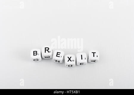 Alfabeto bianco dadi compitazione Brexit - Gran Bretagna lasciando il concetto UE Foto Stock
