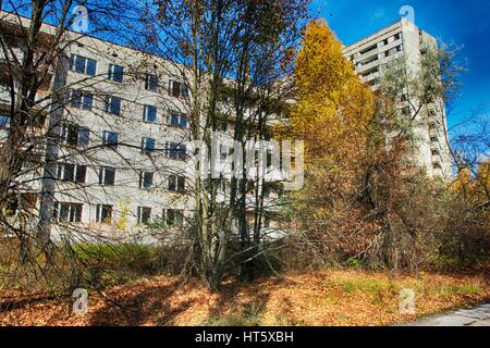 Pripjat - edificio abbandonato preso in consegna dalla vegetazione dopo il disastro di Chernobyl Foto Stock