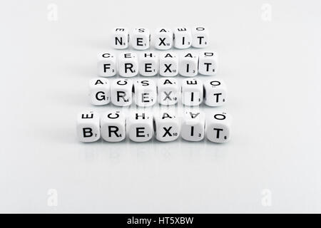 Alfabeto bianco dadi compitazione Brexit, Grexit, Frexit, NESCI - Gran Bretagna, in Grecia, in Francia e in Olanda lasciando il concetto UE. Foto Stock
