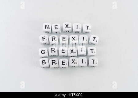 Alfabeto bianco dadi compitazione Brexit, Grexit, Frexit, NESCI - Gran Bretagna, in Grecia, in Francia e in Olanda lasciando il concetto UE. Foto Stock
