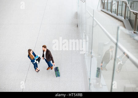 Azienda giovane in aeroporto Foto Stock